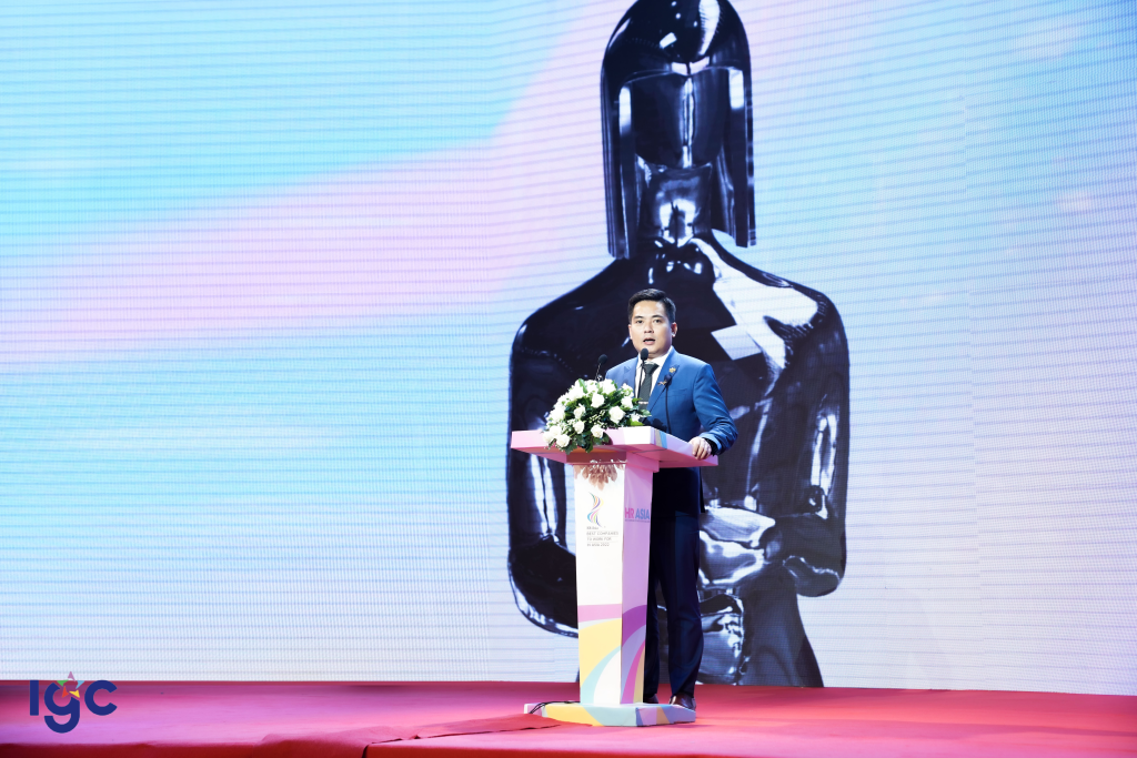 Mr. Dinh Hoang Trieu gave his speech at the ceremony